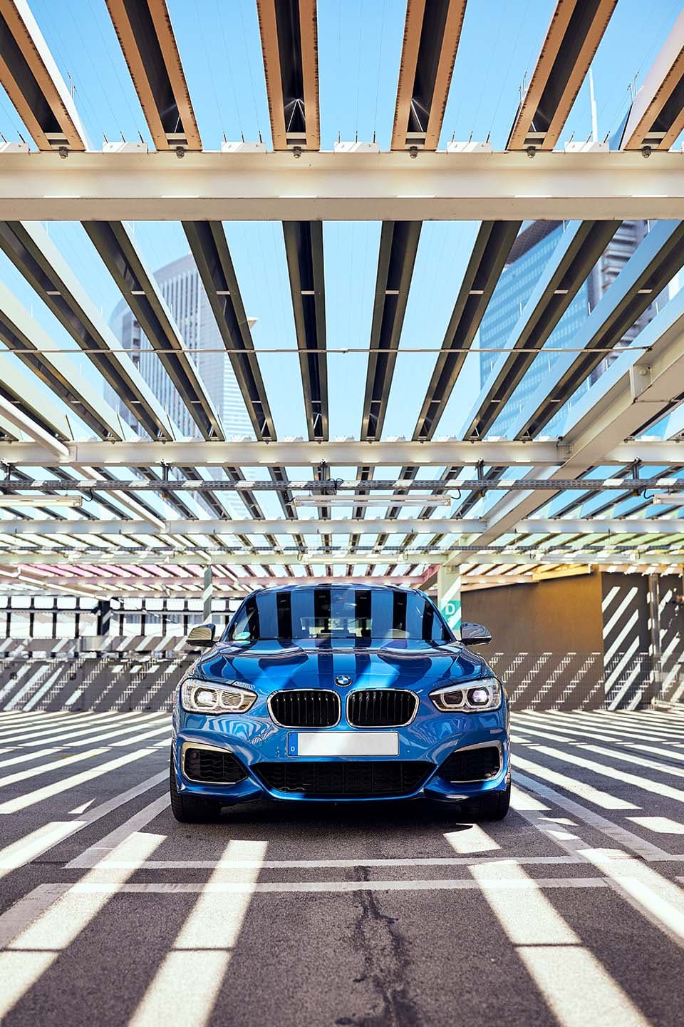 BMW M140i xDrive steht in einem Parkhaus in Frankfurt am Main.
