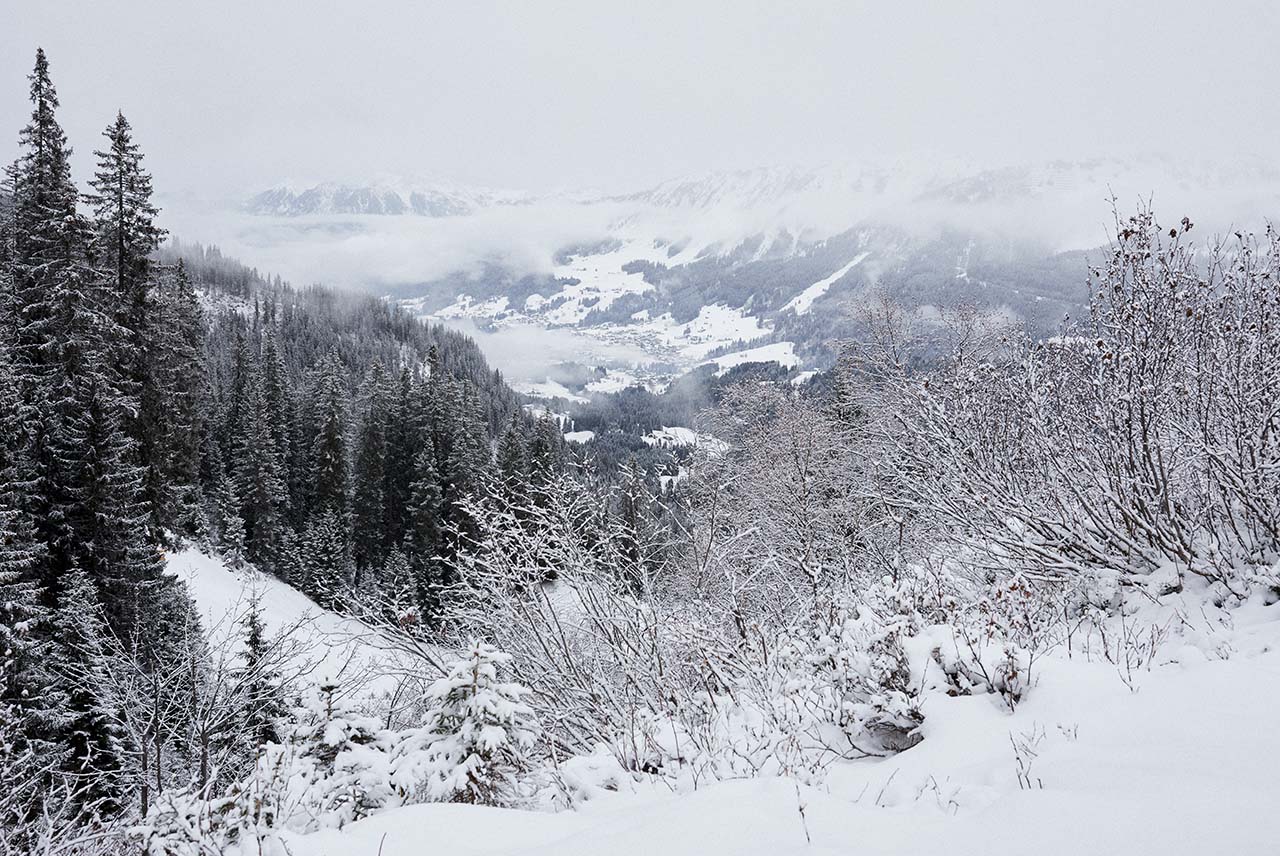 Verschneite Aussicht auf die Landschaft im Kleinwalsertal vom Panoramaweg am Hohen Ifen.